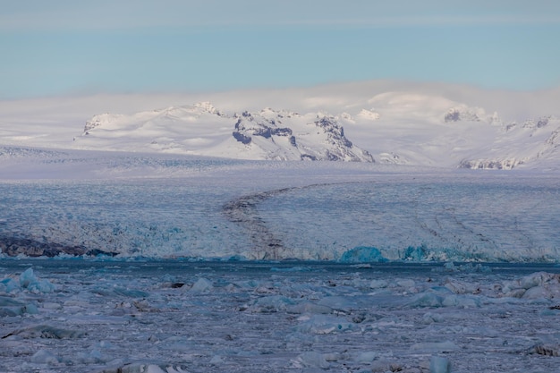 Vista panorámica del glaciar contra el cielo