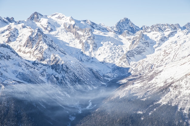 Vista panorámica del glaciar Mauntain con cielo azul y nieve