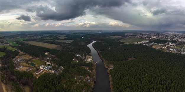 Vista panorámica desde una gran altura de un río serpenteante en el bosque