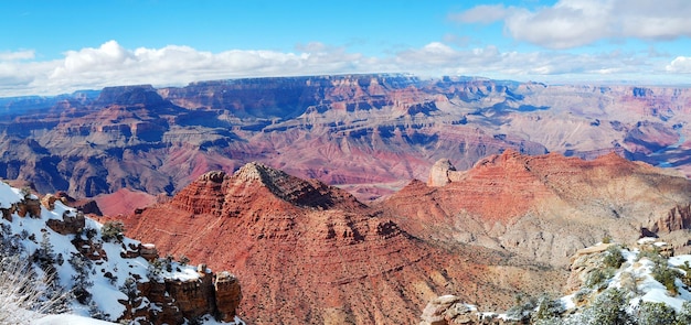 Vista panorámica del Gran Cañón en invierno con nieve