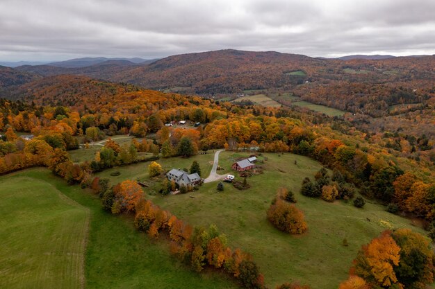 Foto vista panorámica de una granja rural en otoño en vermont