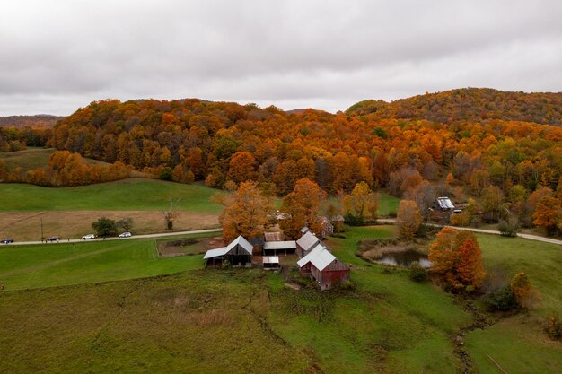 Foto vista panorámica de una granja rural en otoño en vermont