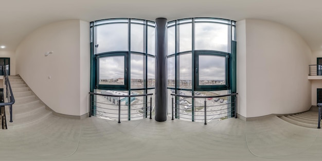 Vista panorâmica hdri 360 esférica completa no salão moderno vazio perto de janelas panorâmicas com escadas de colunas e portas em projeção equiretangular pronta para conteúdo AR VR