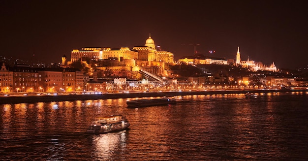 Vista panorámica de la hermosa capital húngara de Budapest vista durante la noche