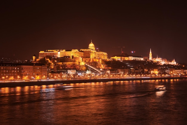 Vista panorámica de la hermosa capital húngara de Budapest vista durante la noche