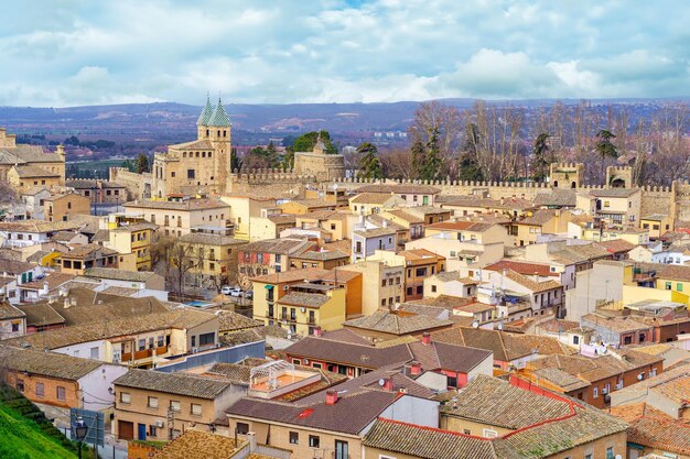 Vista panorámica de la hermosa ciudad medieval de Toledo en España.