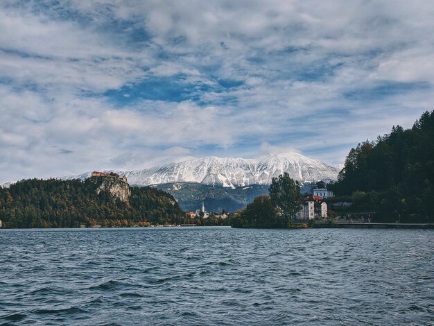 Vista panorámica de la hermosa iglesia contra el paisaje montañoso de los Alpes y el lago azul Bled, Eslovenia.