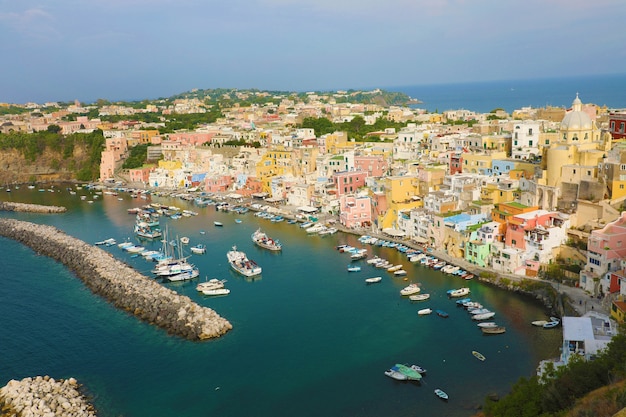 Vista panorámica de la hermosa Procida en un día soleado de verano