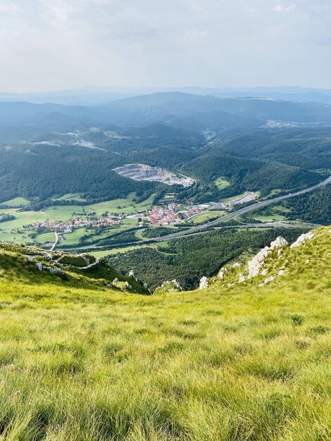 Vista panorámica de hermosas colinas verdes, montañas, bosques contra el cielo azul nublado. Costa de eslovenia