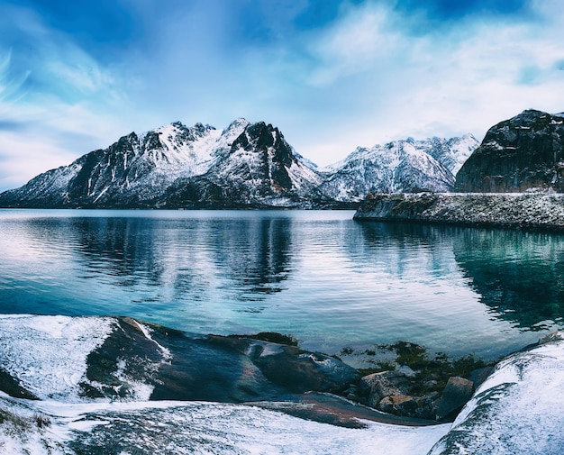 Vista panorámica del hermoso lago invernal con montañas nevadas en las islas Lofoten en el norte de Noruega