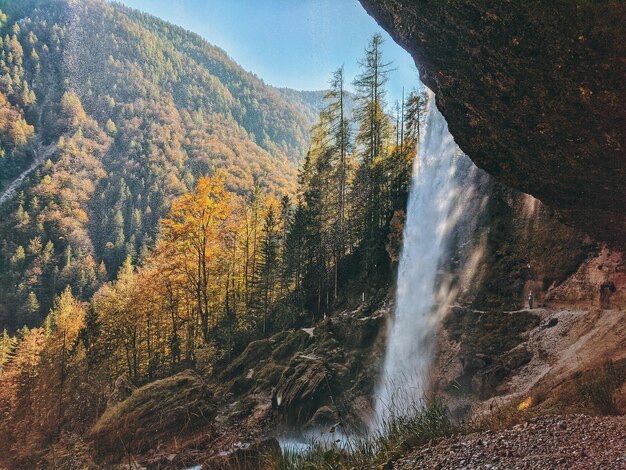 Vista panorámica del hermoso paisaje neblinoso de montaña, granja alpina. Lago Bohinj, Eslovenia. Otoño