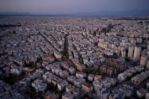 Vista panorámica del hermoso paisaje urbano, Turquía. Ciudad turística a orillas del mar. Pintoresca puesta de sol sobre el mar. Vista panorámica aérea.