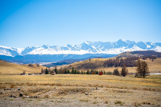 Vista panorámica con los hermosos picos montañosos con nieve y glaciares cielo azul y el valle en el