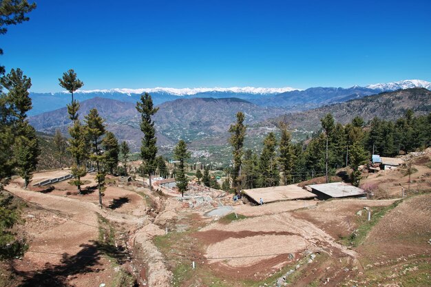 La vista panorámica de los Himalayas en Malam Jabba cerca de la montaña Hindu Kush en Pakistán