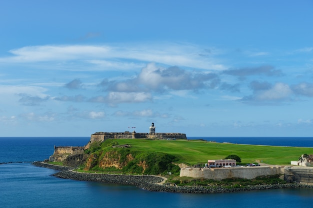 Vista panorámica de la histórica y colorida ciudad de Puerto Rico en la distancia con la fortaleza en primer plano desde el mar (crucero)