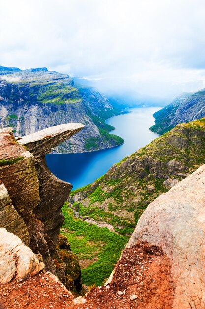 Foto vista panorámica del hito de trolltunga en noruega. hermoso paisaje de verano, vista del lago con montañas. destino de viaje famoso