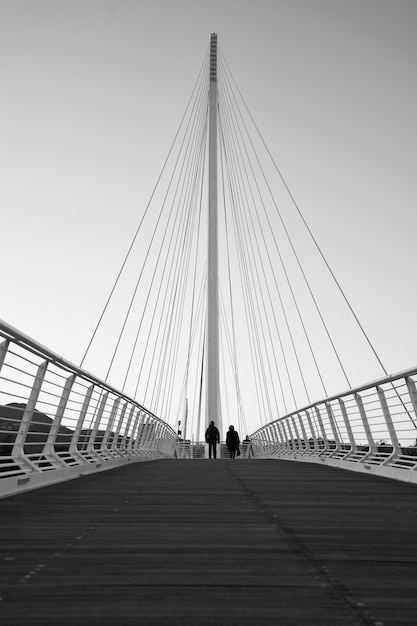 Foto vista panorâmica horizontal de uma longa ponte suspensa de aço