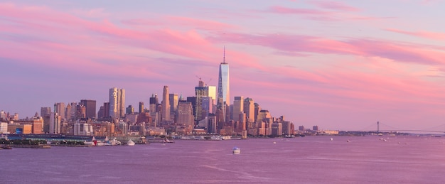 Vista panorámica del horizonte del atardecer del centro de la ciudad de Nueva York sobre el río Hudson en Estados Unidos