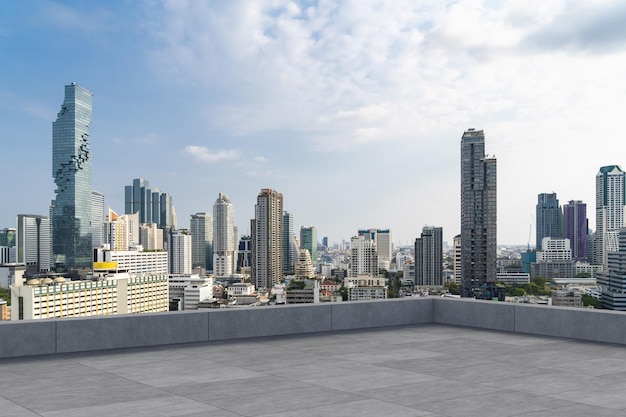 Vista panorámica del horizonte de Bangkok cubierta de observatorio de hormigón en la azotea durante el día Estilo de vida residencial y corporativo asiático de lujo Ciudad financiera Centro de bienes raíces Exhibición de productos maqueta techo vacío