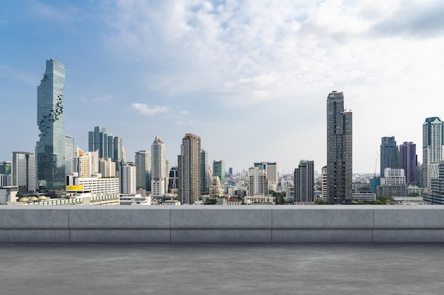 Vista panorámica del horizonte de Bangkok cubierta de observatorio de hormigón en la azotea durante el día Estilo de vida residencial y corporativo asiático de lujo Ciudad financiera Centro de bienes raíces Exhibición de productos maqueta techo vacío