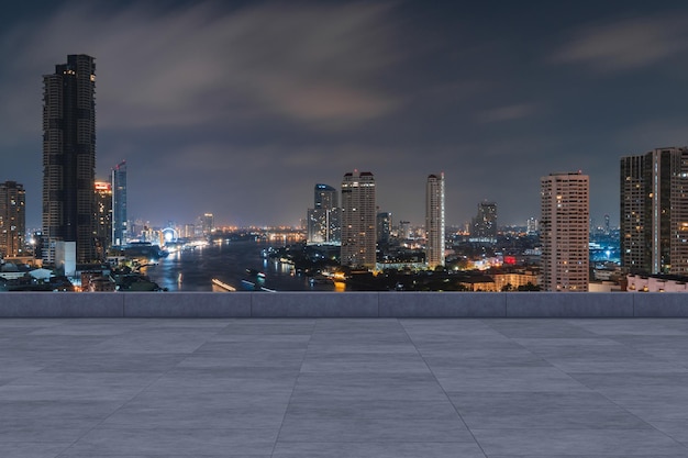 Vista panorámica del horizonte de Bangkok cubierta de observatorio de hormigón en la azotea durante la noche Estilo de vida corporativo y residencial asiático Ciudad financiera Centro de bienes raíces Exhibición de productos maqueta techo vacío