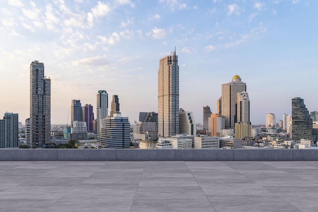 Vista panorámica del horizonte de Bangkok cubierta de observatorio de hormigón en la puesta de sol en la azotea Estilo de vida corporativo y residencial asiático de lujo Ciudad financiera Centro de bienes raíces Exhibición de productos maqueta techo vacío