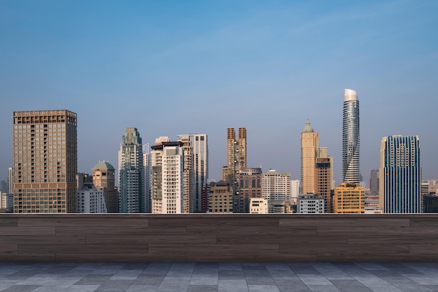 Vista panorámica del horizonte de Bangkok cubierta de observatorio de hormigón en la puesta de sol en la azotea Estilo de vida corporativo y residencial asiático de lujo Ciudad financiera Centro de bienes raíces Exhibición de productos maqueta techo vacío