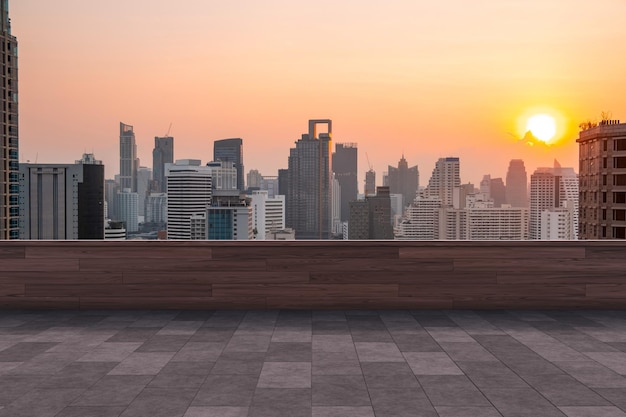 Vista panorámica del horizonte de Bangkok cubierta de observatorio de hormigón en la puesta de sol en la azotea Estilo de vida corporativo y residencial asiático de lujo Ciudad financiera Centro de bienes raíces Exhibición de productos maqueta techo vacío