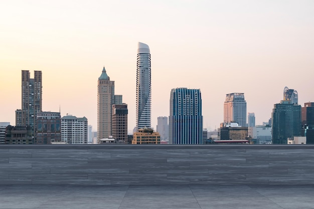 Vista panorámica del horizonte de Bangkok cubierta de observatorio de hormigón en la puesta de sol en la azotea Estilo de vida corporativo y residencial asiático de lujo Ciudad financiera Centro de bienes raíces Exhibición de productos maqueta techo vacío