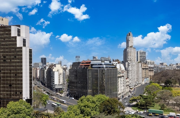 Vista panorámica del horizonte de Buenos Aires desde la Torre del Reloj sobre el centro financiero y el distrito de Retiro