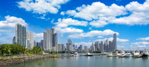 Vista panorámica del horizonte del centro de la ciudad de Panamá y del centro financiero