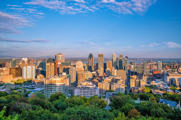 Vista panorámica del horizonte del centro de Montreal desde la vista superior al atardecer en Canadá