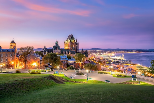 Vista panorámica del horizonte de la ciudad de Quebec con el río San Lorenzo en Canadá