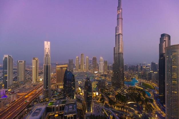 Vista panorámica del horizonte de Dubái en los Emiratos Árabes Unidos del centro de la ciudad y del centro comercial Dubai Mall