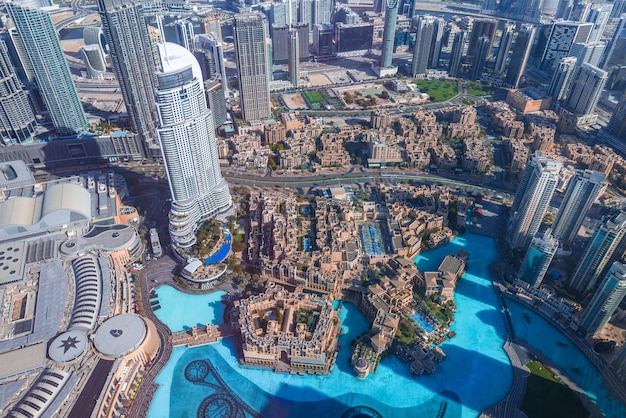 Vista panorámica del horizonte de Dubai de los Emiratos Árabes Unidos desde Burj Khalifa del centro de la ciudad y el centro comercial Dubai Mall