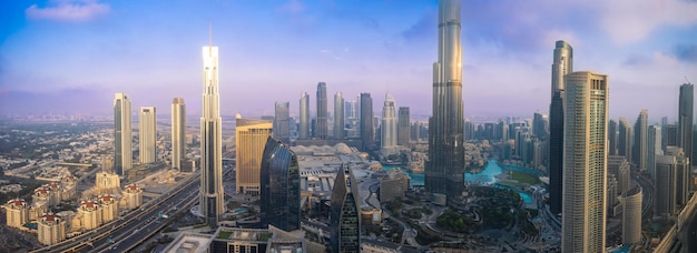 Vista panorámica del horizonte de Dubái en los Emiratos Árabes Unidos del centro de la ciudad y del centro comercial Dubai Mall