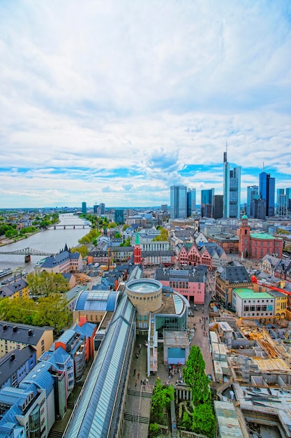 Vista panorámica del horizonte de Frankfurt y la Plaza del Ayuntamiento de Romerberg en Frankfurt en Alemania. El Romerberg se compone de casas antiguas. Turistas cerca