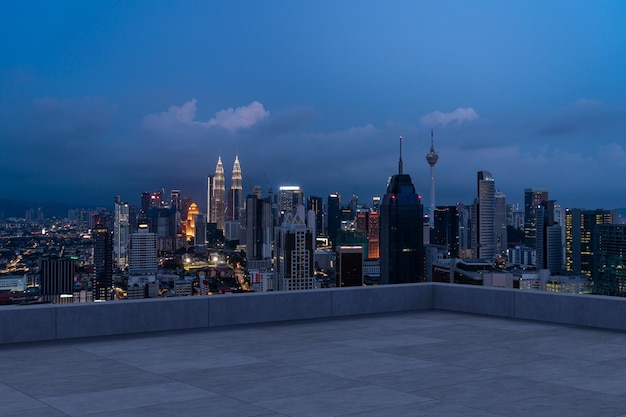 Vista panorámica del horizonte de Kuala Lumpur cubierta de observatorio de hormigón en la noche de la azotea Estilo de vida corporativo y residencial asiático Ciudad financiera Centro de bienes raíces Exhibición de productos maqueta techo vacío