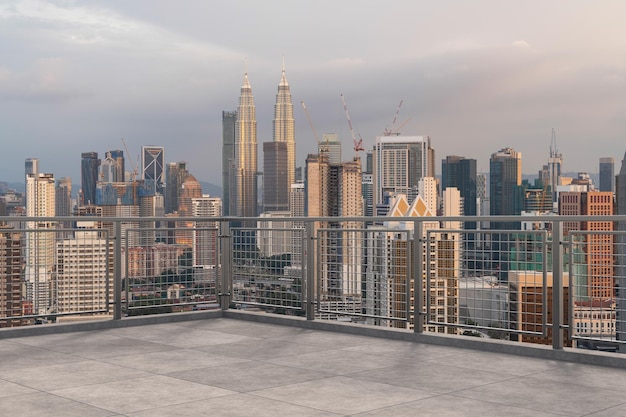 Vista panorámica del horizonte de Kuala Lumpur cubierta de observatorio de hormigón en la puesta de sol en la azotea Estilo de vida corporativo y residencial asiático Ciudad financiera Centro de bienes raíces Exhibición de productos maqueta techo vacío