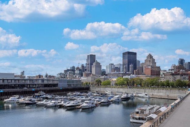 Vista panorámica del horizonte moderno de montreal del centro de la ciudad financiera del centro y el antiguo puerto de montreal