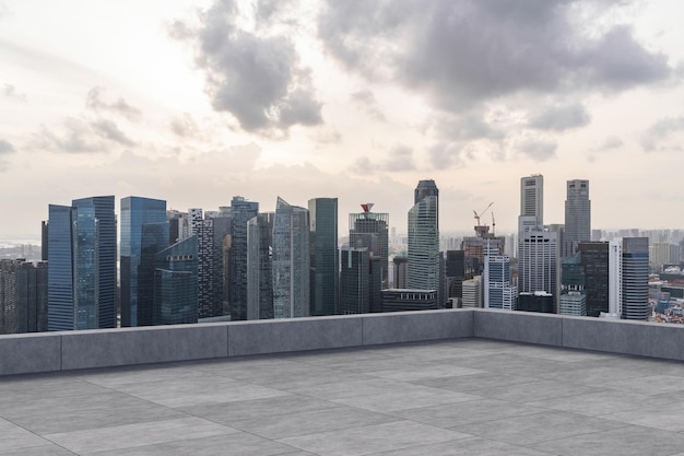 Vista panorámica del horizonte de Singapur cubierta de observatorio de hormigón en la puesta de sol en la azotea Estilo de vida residencial y corporativo asiático Ciudad financiera Centro de bienes raíces Exhibición de productos maqueta techo vacío