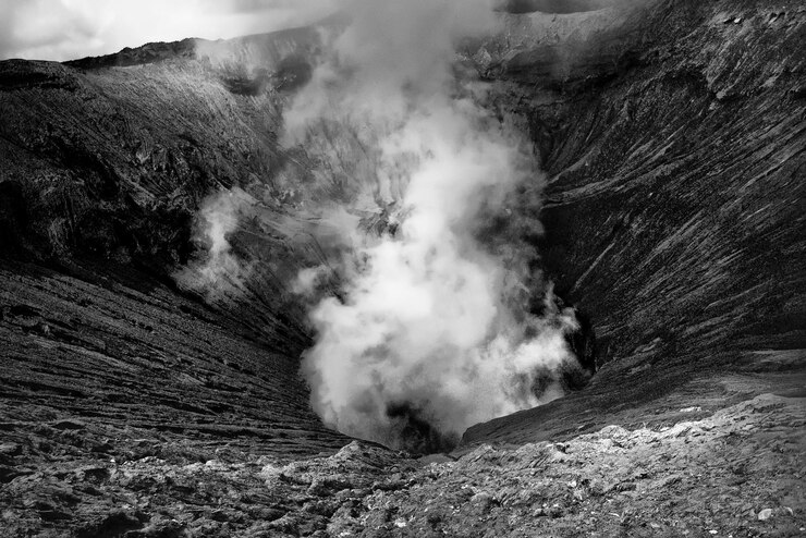 Foto vista panorámica del humo en la montaña contra el cielo
