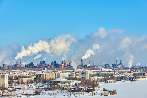 Vista panorámica del humo que emite la fábrica contra el cielo