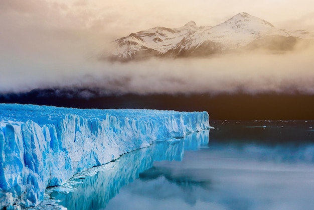 Vista panorámica de un iceberg en el agua contra montañas cubiertas de nieve durante el invierno