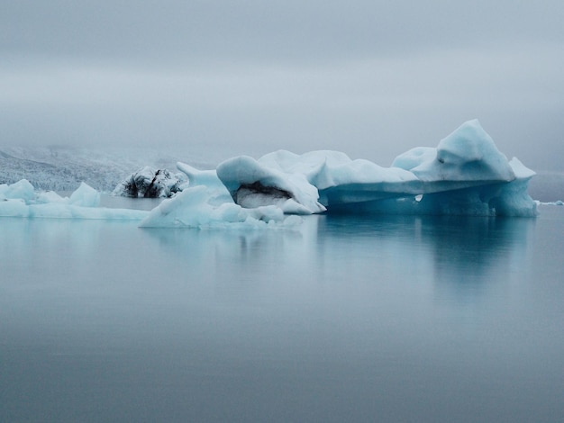 Vista panorámica de un iceberg en un lago con niebla