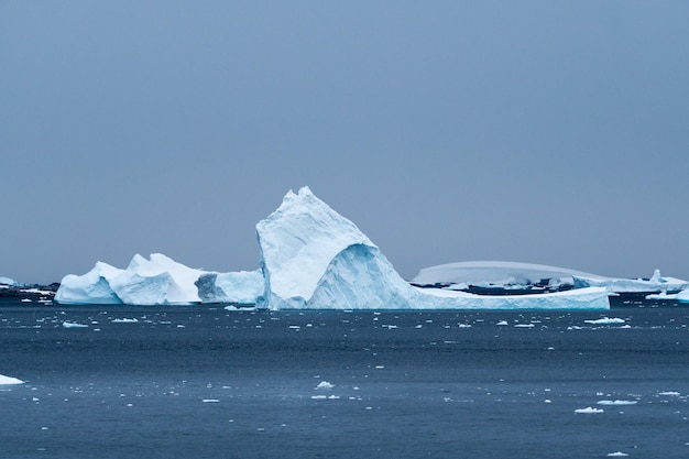 Vista panorámica de los icebergs contra el cielo