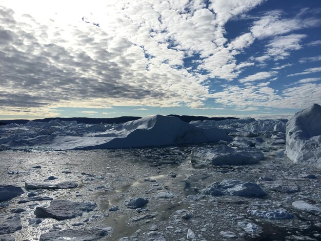 Foto vista panorámica de los icebergs en el mar contra un cielo nublado