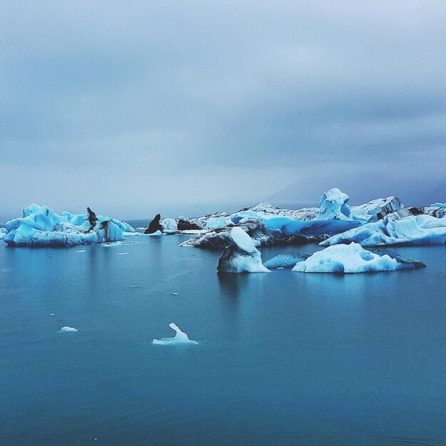 Foto vista panorámica de icebergs en el mar contra el cielo