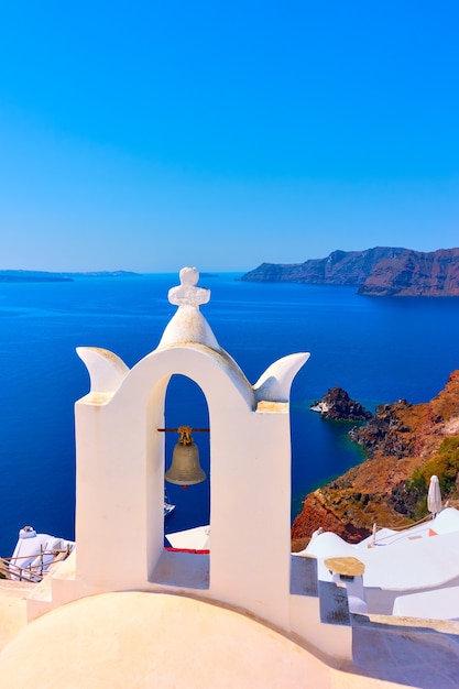 Vista panorámica con la iglesia ortodoxa griega con un pequeño campanario en Oia en la isla de Santorini, Grecia. Espacio para texto