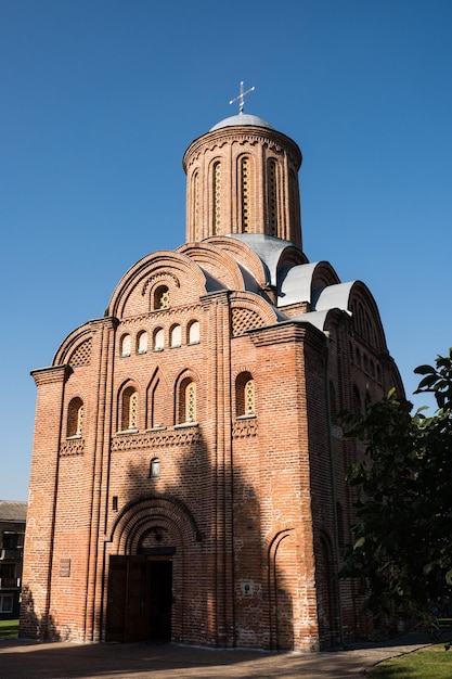 Vista panorámica de la iglesia Pyatnytska o Paraskeva Pyatnitsa en Chernihiv Ucrania en el soleado día de primavera La iglesia Pyatnytska en Chernihiv fue construida en el siglo XII y es una popular atracción turística